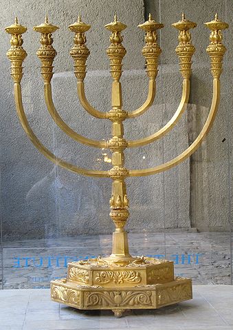 Replica of the Temple menorah, made by The Temple Institute. Source: https://commons.wikimedia.org/wiki/File:Menorah_0307.jpg