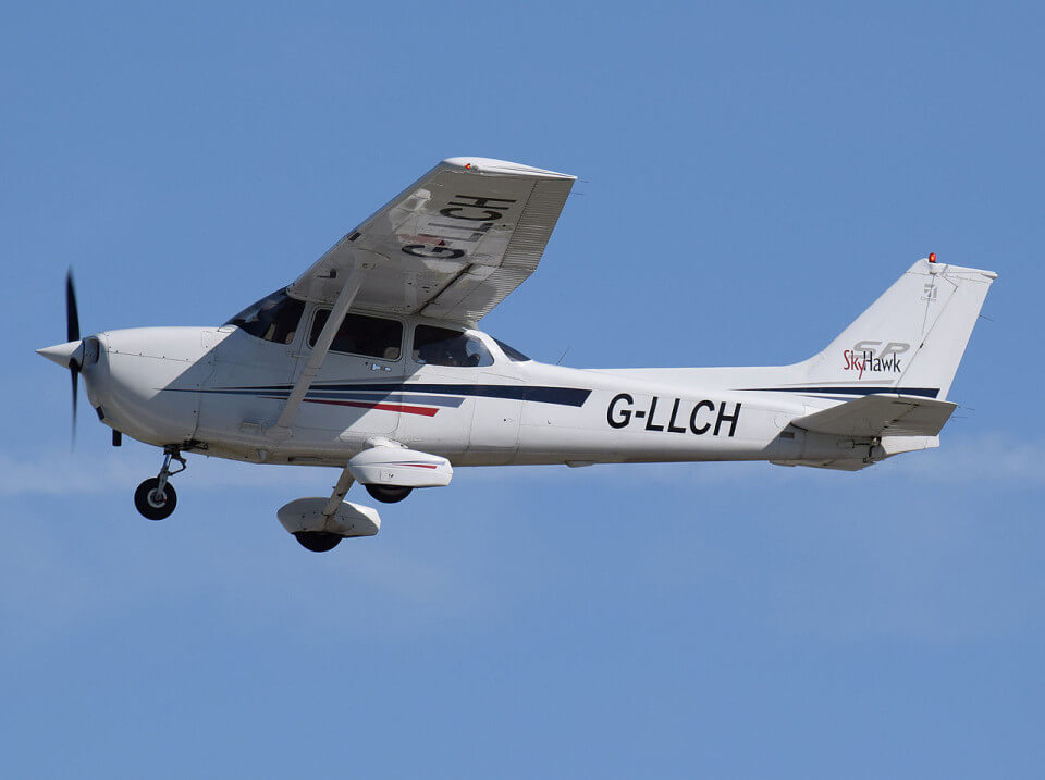 Cessna_172S_Skyhawk_at_Bristol_Airport_(England)_23Aug2014_arp