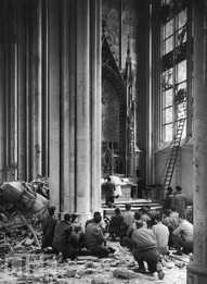 allied-soldiers-in-cathedral-at-cologne.jpg