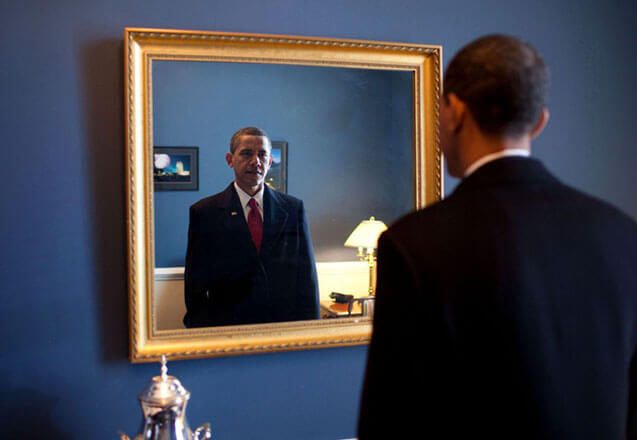 Barack_Obama_takes_one_last_look_in_the_mirror_before_going_out_to_take_oath_Jan._20_2009-960x686