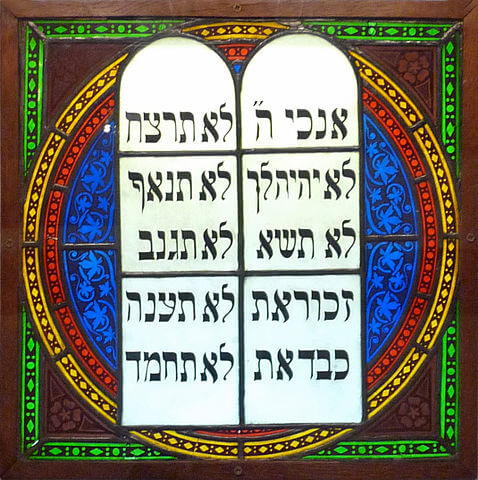 478px-Vitrail_de_synagogue-Musée_alsacien_de_Strasbourg