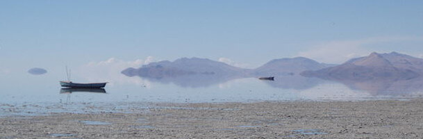 640px-Fishing_boat_Lake_Poopo