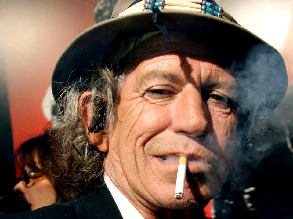 epa01300520 Rolling Stones Guitarist Keith Richards smokes a cigarette at the World Premeire of 'Shine the Light' at the Ziegfeld Theater in New York USA, 30 March 2008.  EPA/PETER FOLEY