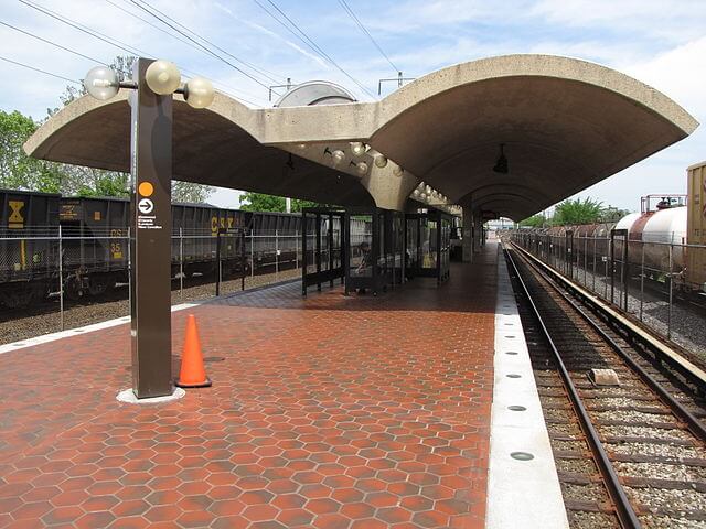 640px-Deanwood_station_from_inbound_end_of_platform