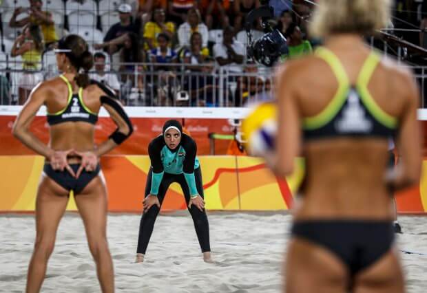 epa05463448 Kira Walkenhorst of Germany (L) signals to teammate Laura Ludwig (R) as Doaa Elghobashy of Egypt (C) watches during the women's Beach Volleyball preliminary pool D game between Ludwig/Walkenhors of Germany and Elghobashy/Nada of Egypt the Rio 2016 Olympic Games at the Beach Volleyball Arena on Copacabana Beach in Rio de Janeiro, Brazil, 07 August 2016.  EPA/ANTONIO LACERDA